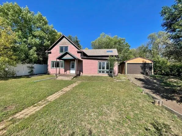 615 11th Ave NE, Minot, ND 58703