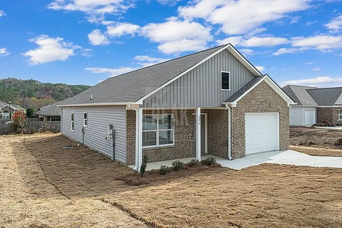490 Woodland Cir — Photo 3