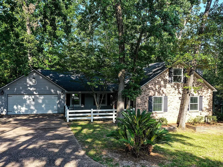 1006 Amesbury Ct — Photo 2