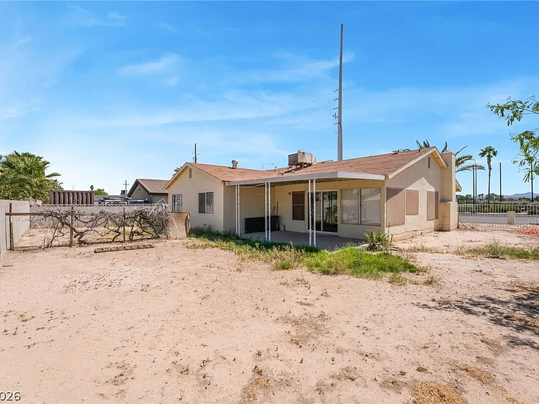 2102 E Russell Rd — Photo 28