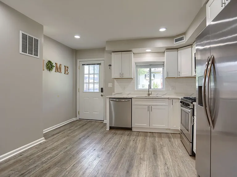 1207 Anglesea St — Photo 6