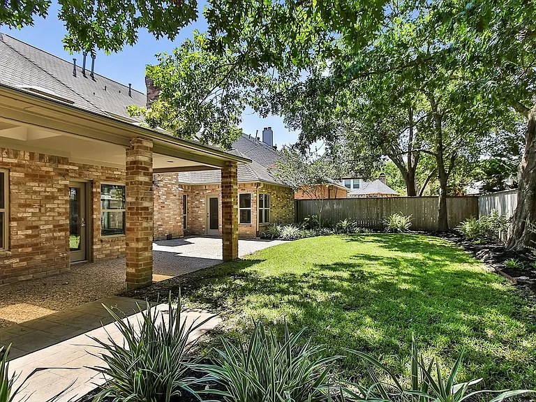 810 Herdsman Dr — Photo 43