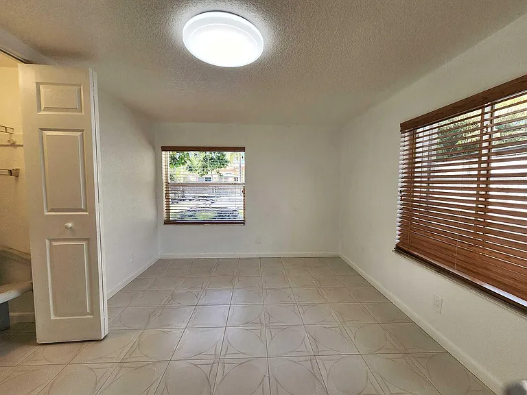 617 NE 8th Ave — Photo 36