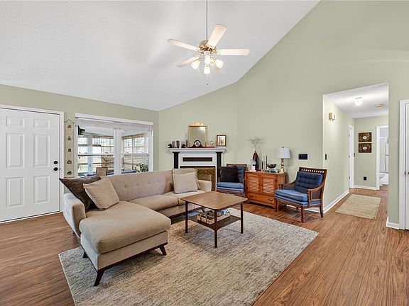 4th image of 400 Jacqueline Rd