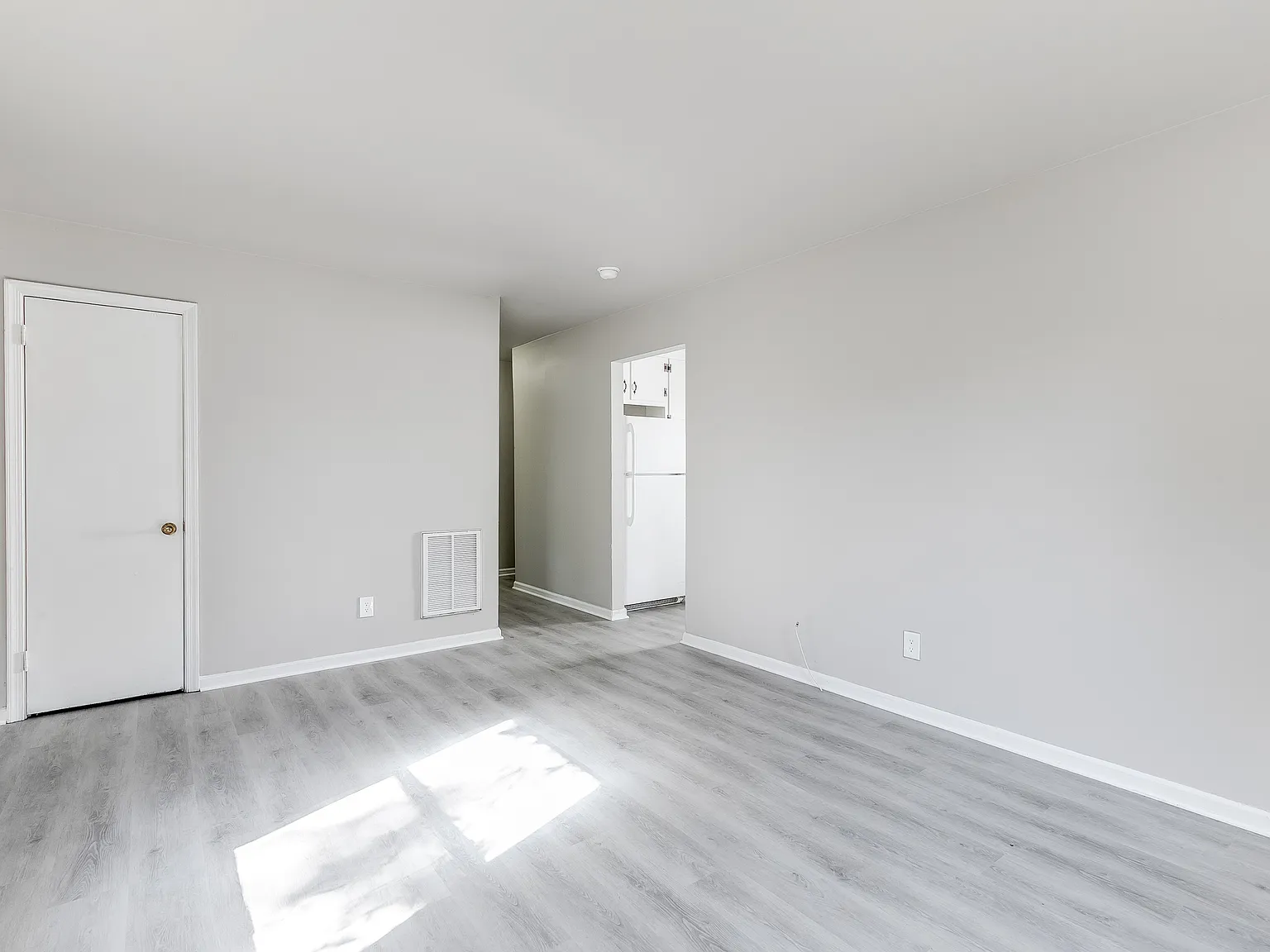 3 bed, 922 sqft, $2,009 — Photo 3