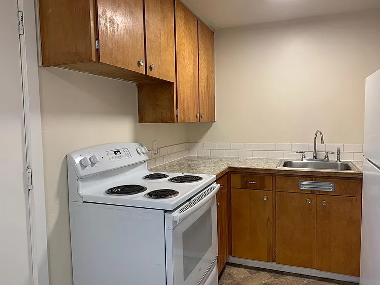 C2402 - Maple Court Apartments — Photo 9