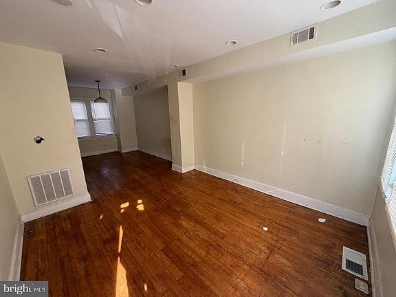 3rd image of 130 16th St NE