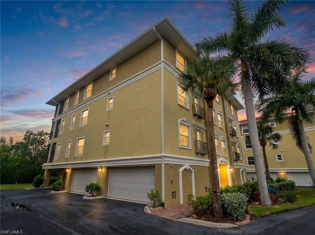 3 bed, 2.0 bath, 1369 sqft, $2,000 — Photo 2