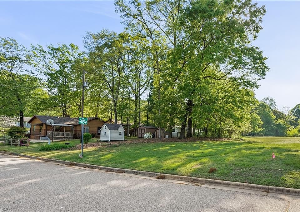 2nd image of 2802 Merryweather Rd #10