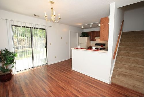 Townhome Apt With Fully Equipped Kitchen