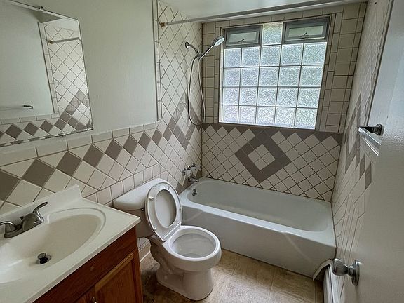 4th image of 809 Carrier Creek Blvd NE #4