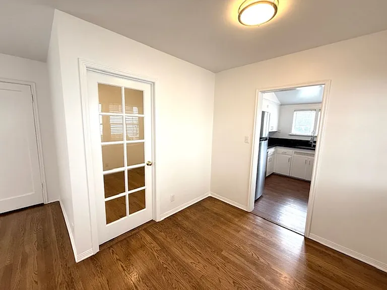 Bungalow - 1 bedroom + Office = natural wood floors, mini split a/c , new appliances, private pat... — Photo 6