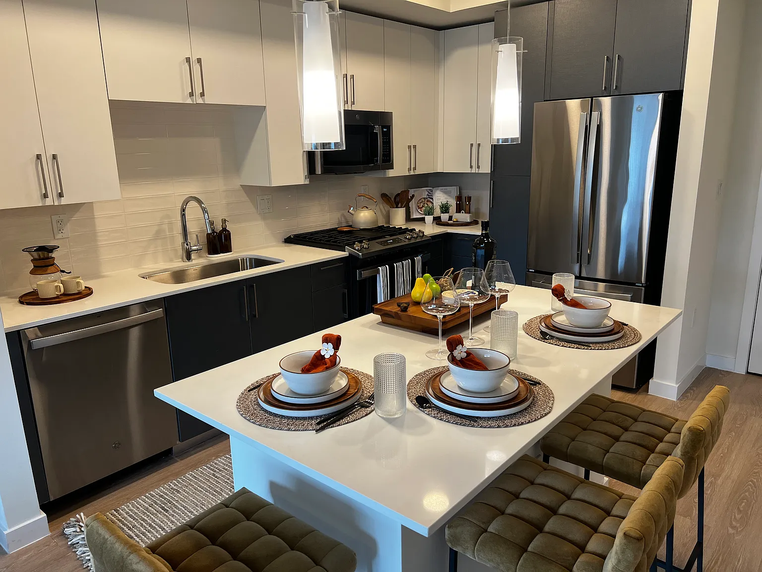 2 bed, 987 sqft, $2,519 — Photo 2