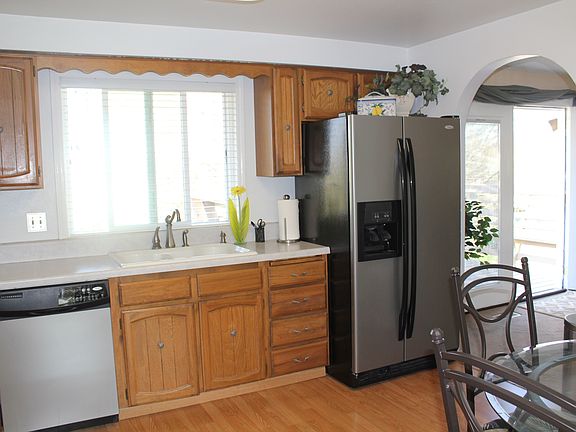BRIGHT KITCHEN