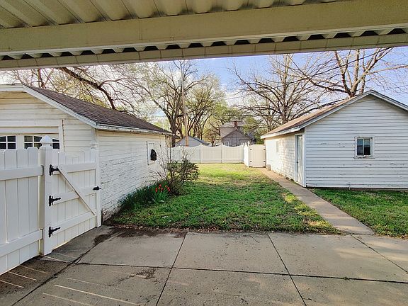 4th image of 112 E Republic Ave