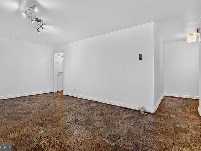 1210 N Taft St #105 — Photo 8