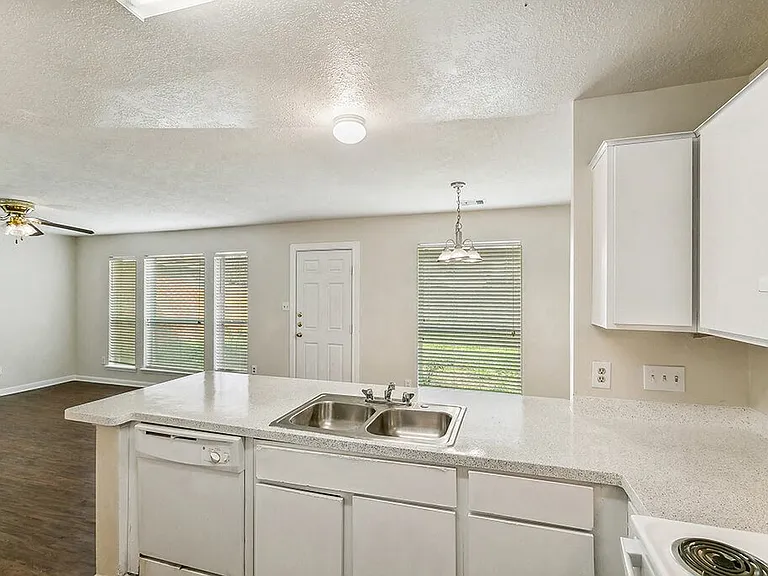Sterling Green Village & Sheldon Ranch Apartments — Photo 17