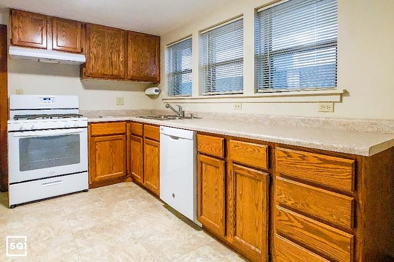 1st image of 2837 N Southport Ave #Grdn