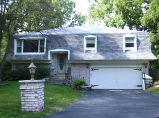 810 Menominee Dr, Lake In The Hills, IL 60156