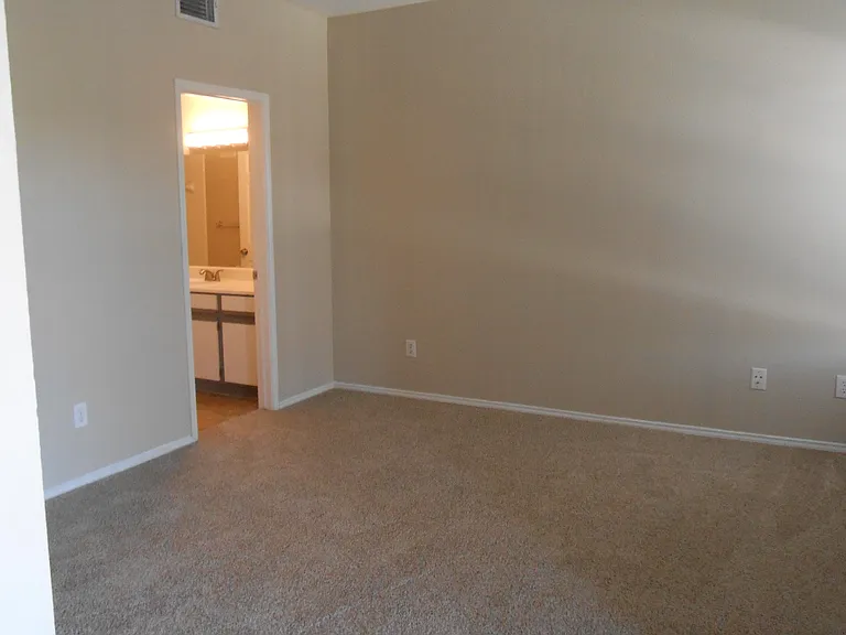 Hulen Heights Apartments — Photo 25