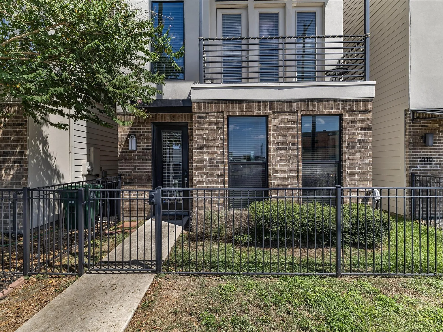 3 bed, 3.5 bath, 1976 sqft, $3,000 — Photo 1