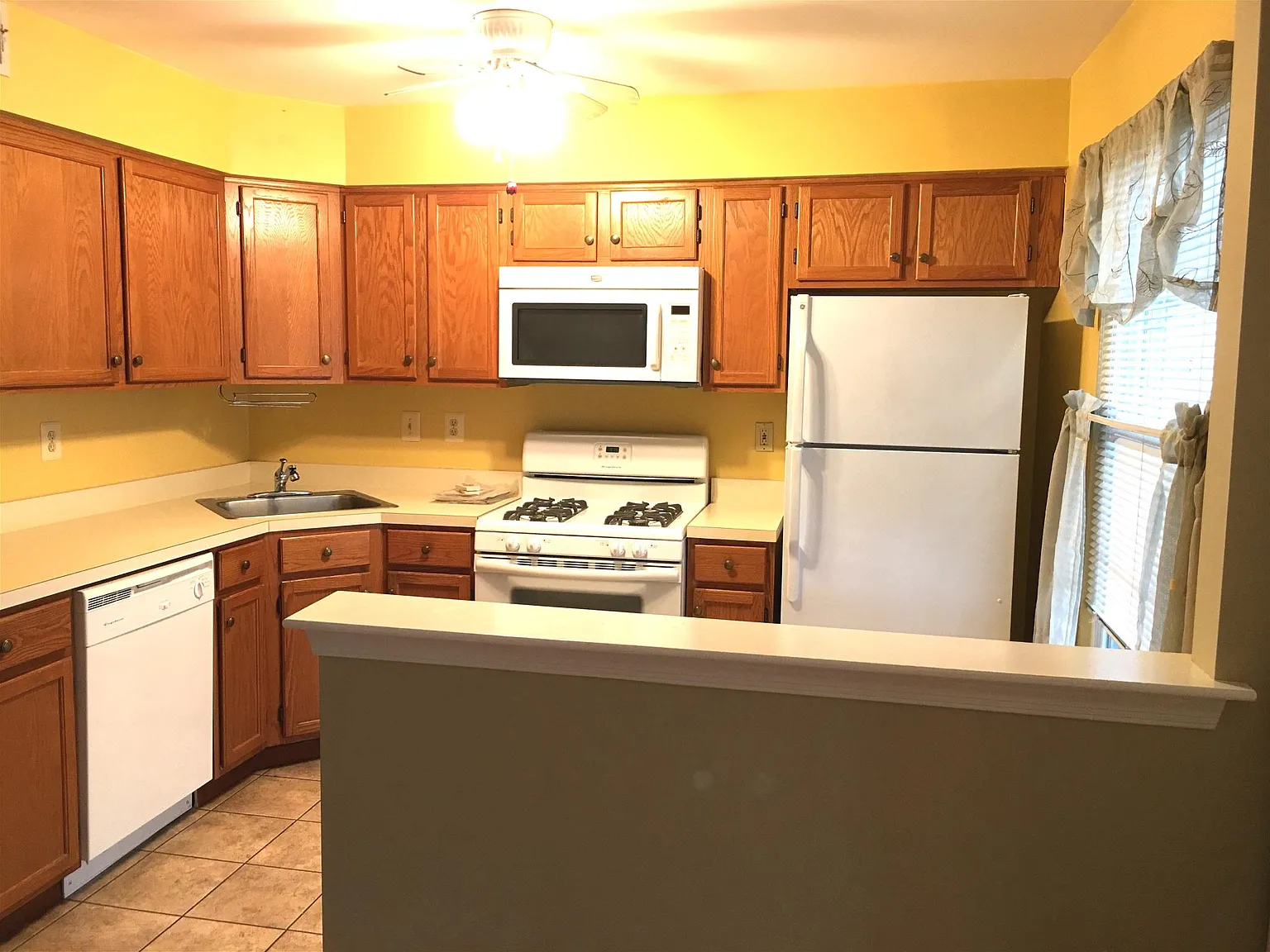 2 bed, 1158 sqft, $2,420 — Photo 4