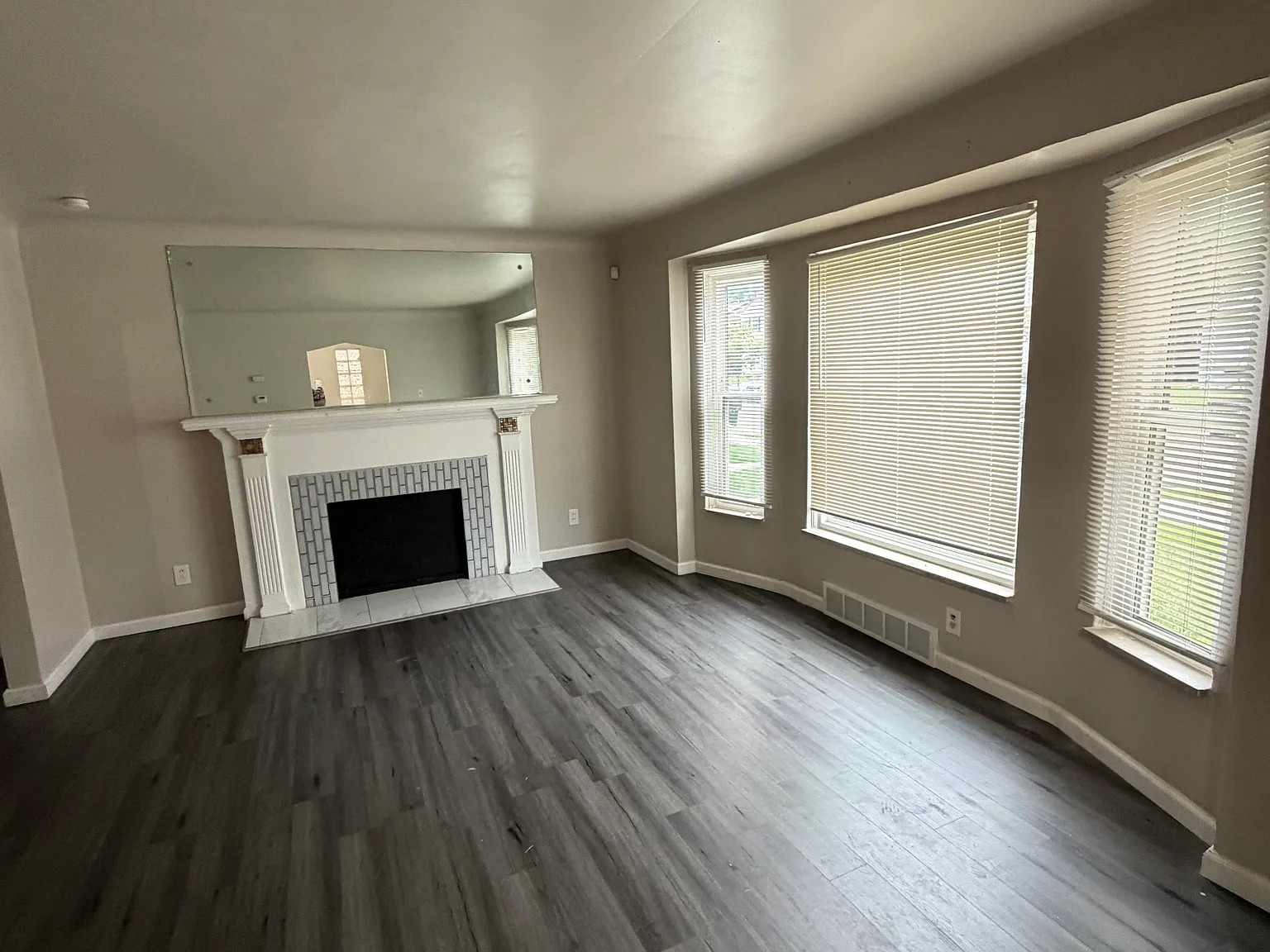 4 bed, 1.5 bath, 1600 sqft, $2,000 — Photo 2