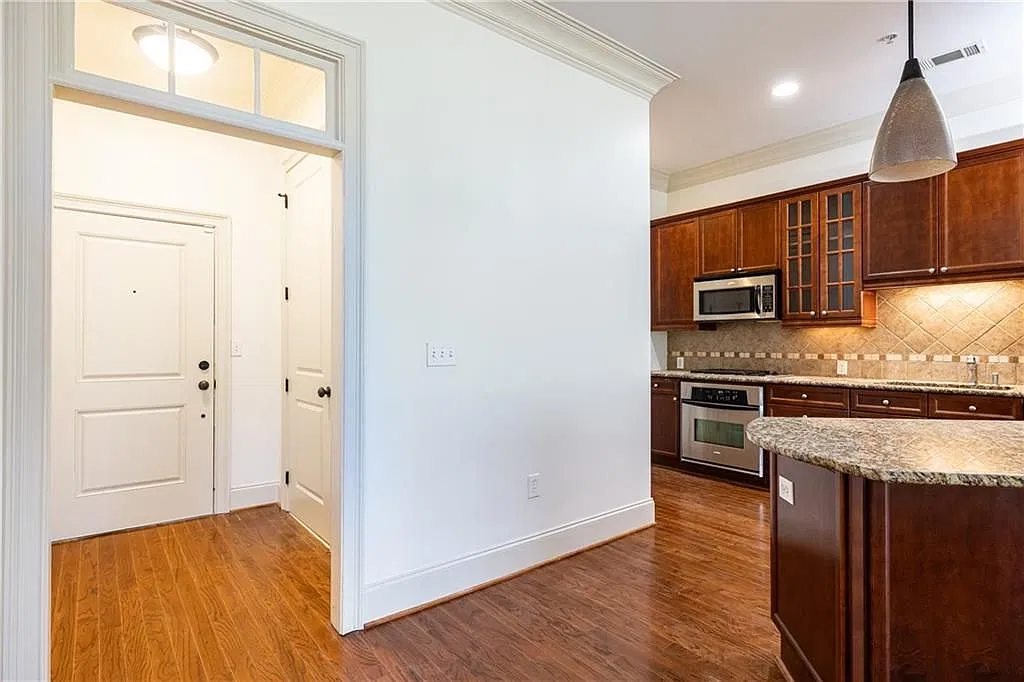 2 bed, 2.0 bath, 1212 sqft, $2,400 — Photo 3