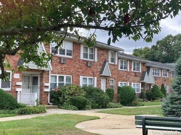 100 Connetquot Avenue #29, East Islip, NY 11580