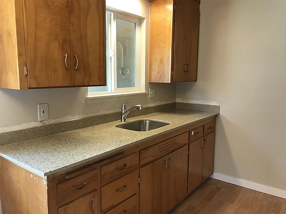 2nd image of 302 Bendigo Blvd N