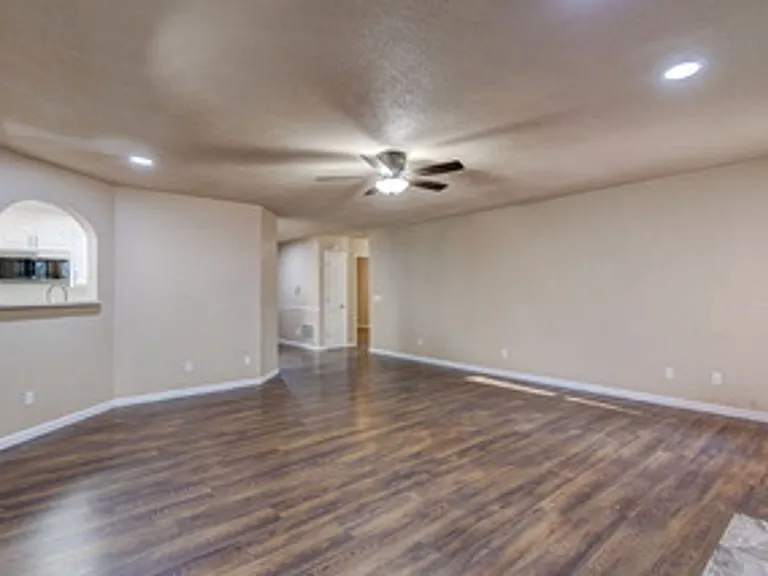 212 Running Deer Dr — Photo 4