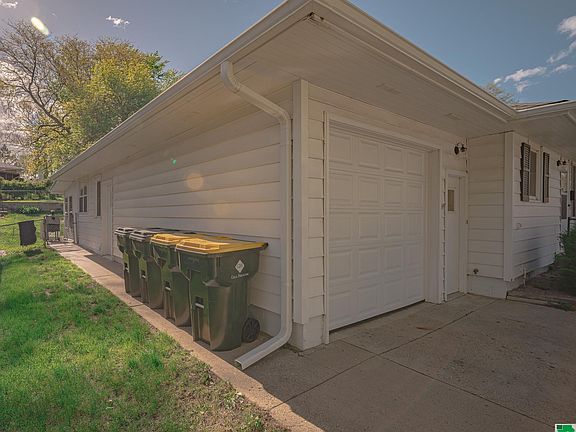 3rd image of 2529 S Olive St