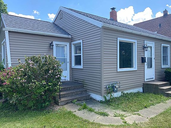 3rd image of 1815 E Ave NE