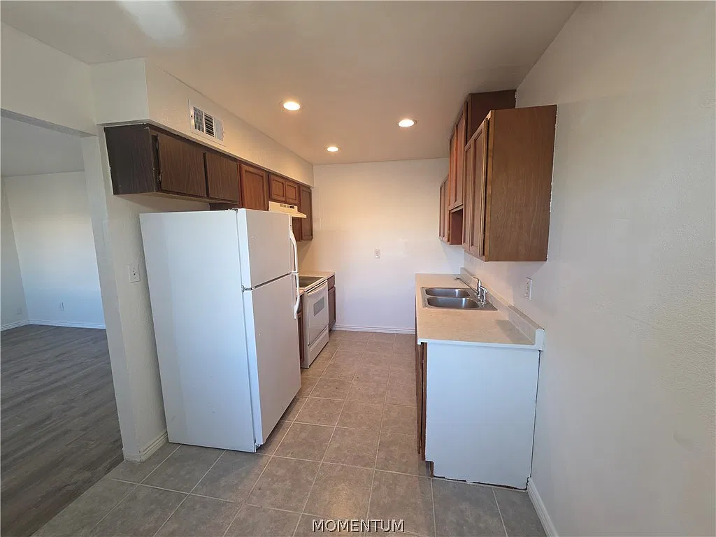 2 bed, 1.0 bath, 2976 sqft, $900 — Photo 2