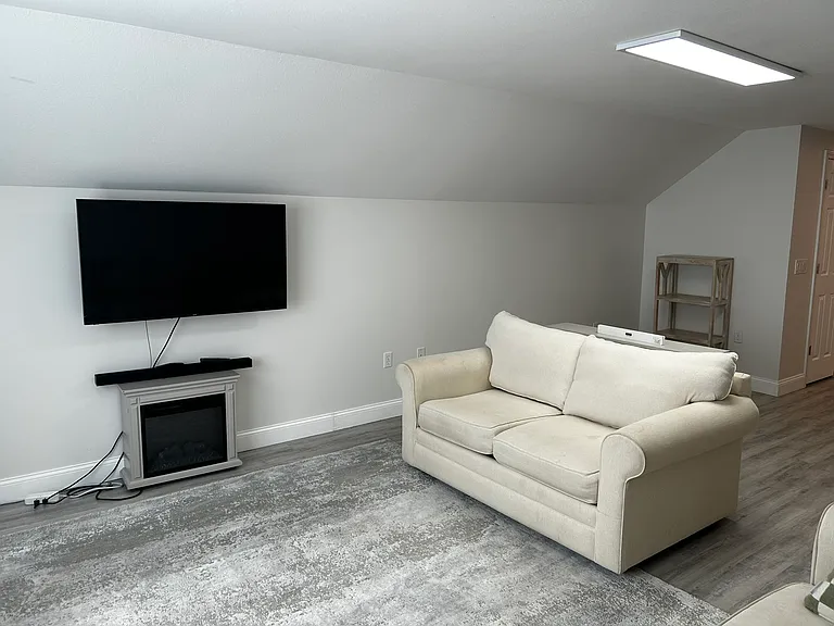 220 Greenview Dr — Photo 4