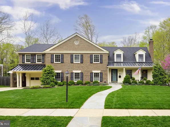 902 Emerald Dr, Alexandria, VA 22308