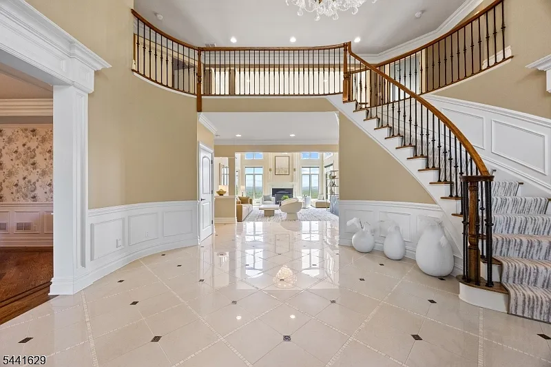 5 bed, 4.5 bath, 5494 sqft, $13,000 — Photo 2