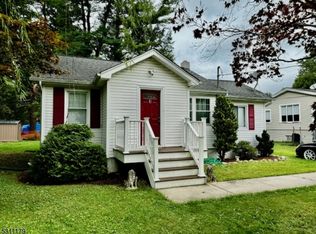 3 Meadow Ln, Oak Ridge, NJ 07438