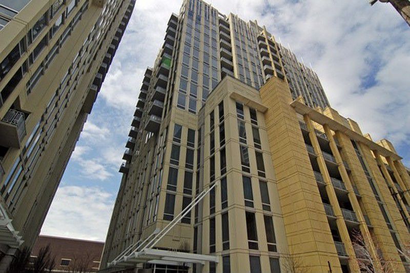 2nd image of 720 N Larrabee St #2