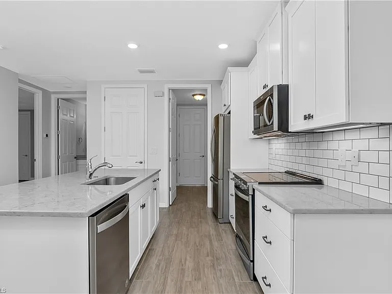 14559 Edgewater Cir — Photo 4