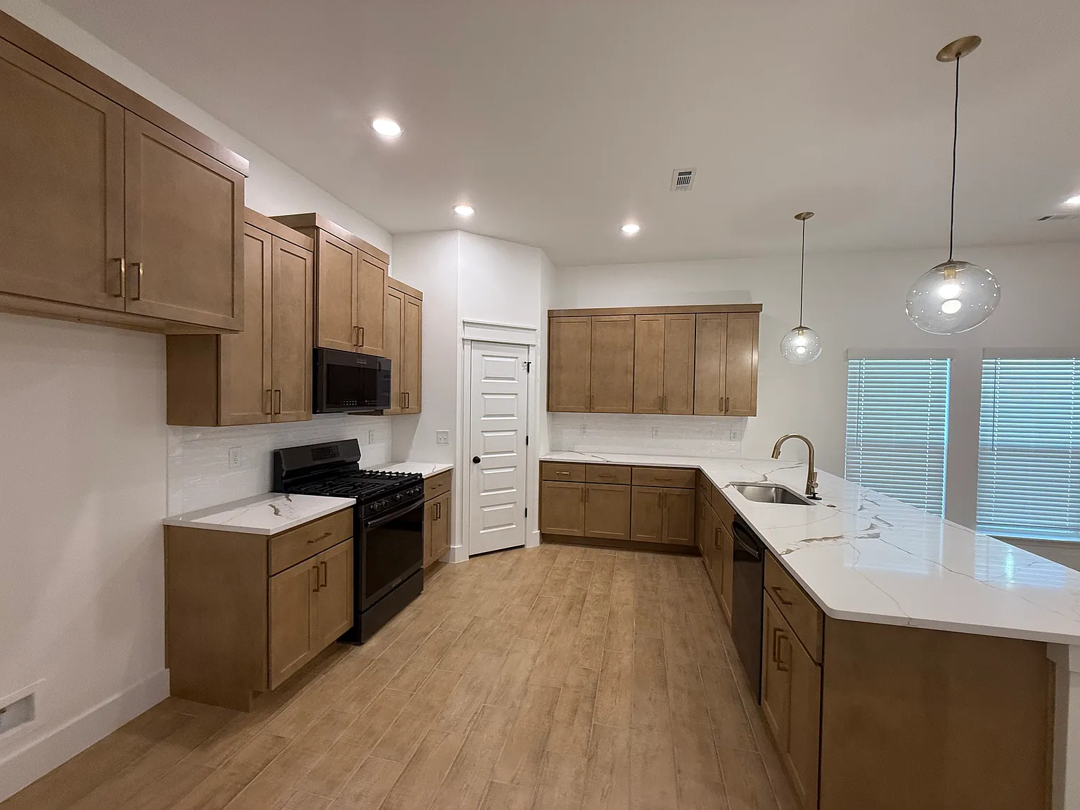 3 bed, 1950 sqft, $2,500 — Photo 2