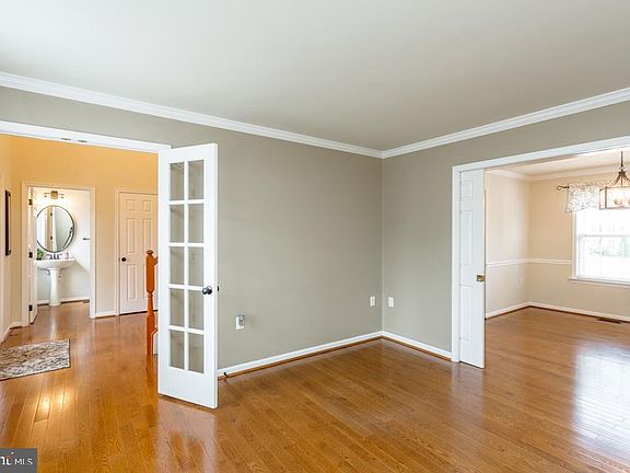 4th image of 275 Truman Dr