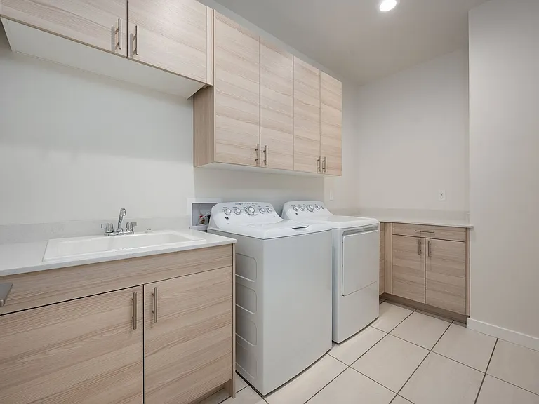 5575 Westmorland Dr — Photo 16