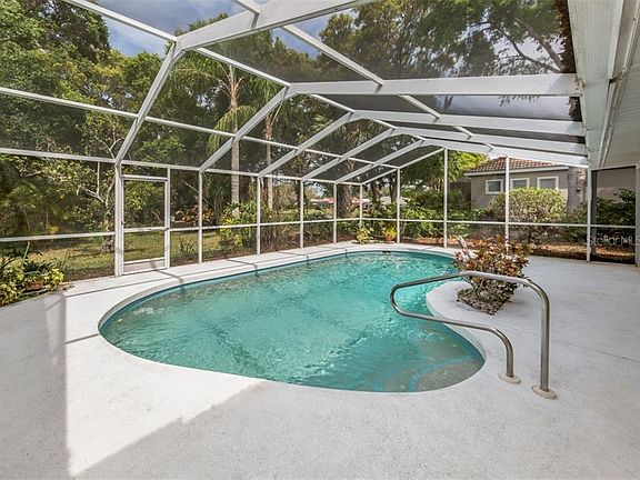 5th image of 462 Lake Of The Woods Dr
