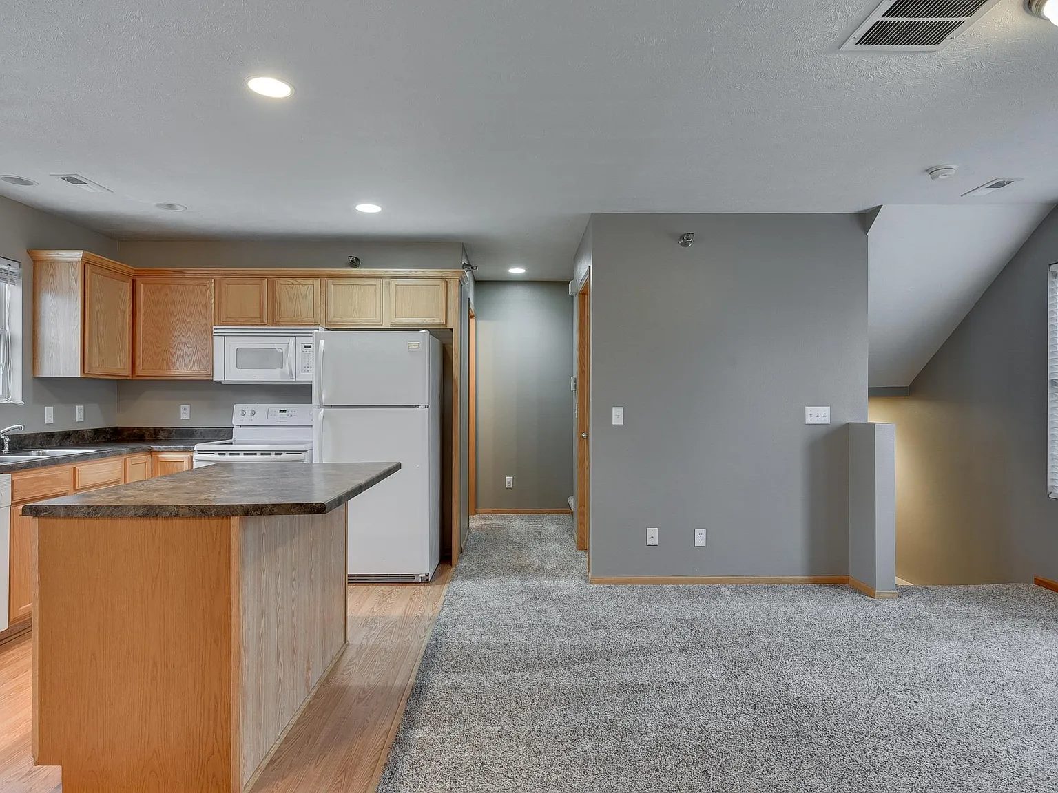 2 bed, 1056 sqft, $1,750 — Photo 4