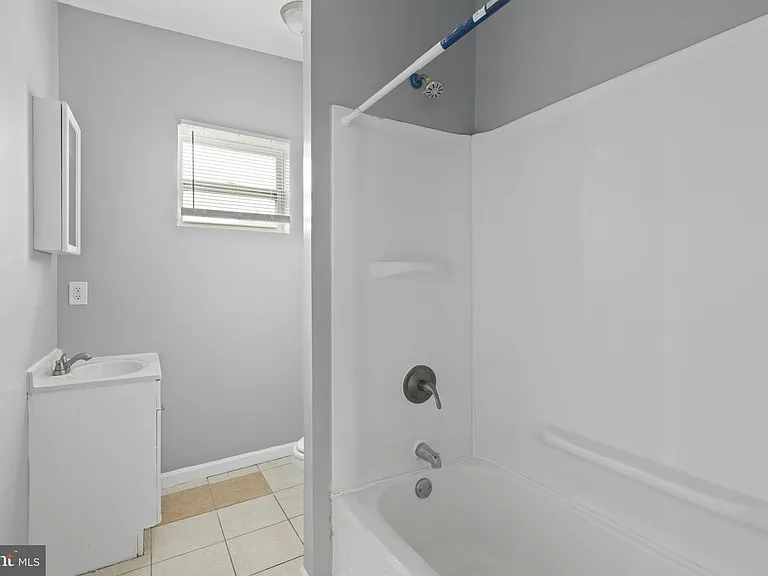 1209 Dukeland St — Photo 14