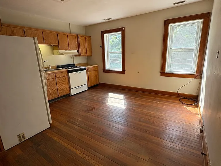 205 S Lewis St — Photo 3
