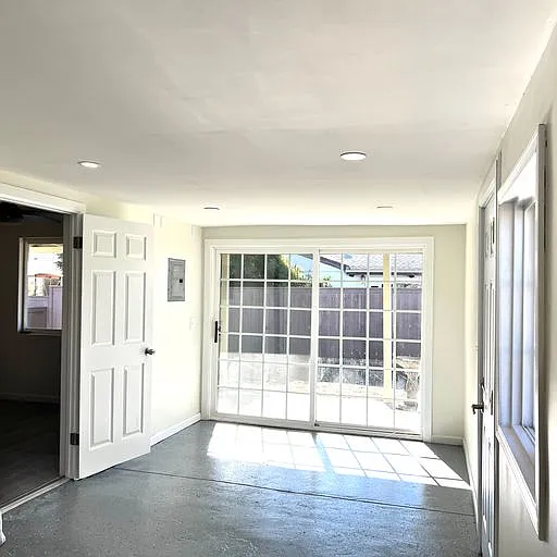 Bonus room w/door to kitchen area