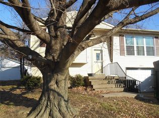 4060 Camelot Dr, Decatur, IL 62526