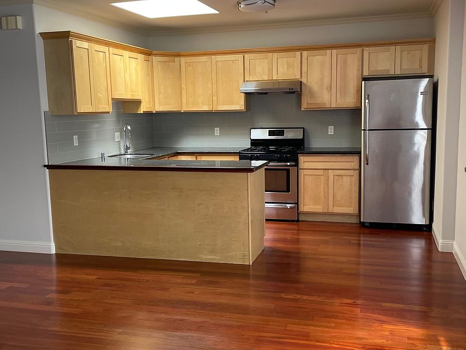 1st image of 754 Niantic Ave